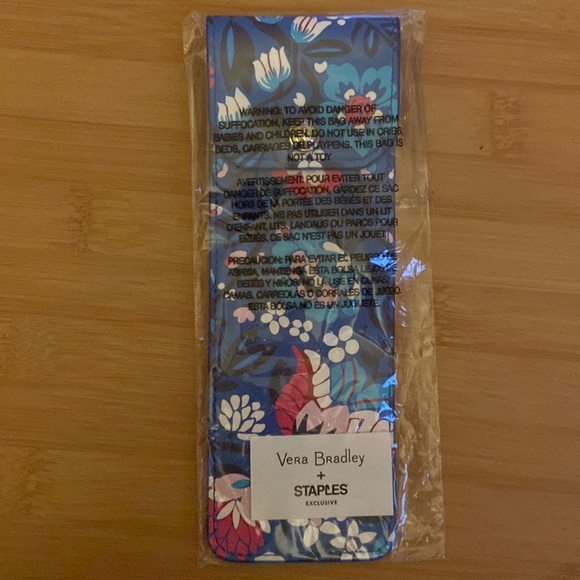 Vera Bradley Pen pouch bloom berry snap close elastic strap made of leatherette - Picture 1 of 4